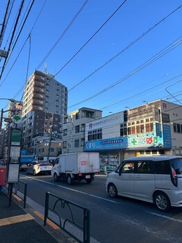 Murir 根津店/ぱぱすの先の信号を右に曲がり