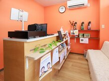 みらい鍼灸院 整体院の雰囲気(明るいカラーのシンプルな受付と待合室)