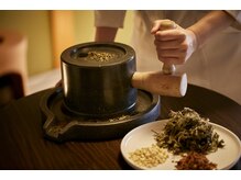 よもぐるみの雰囲気（妊活・更年期・冷え性・むくみ・肩こりも。２０種類の草をご用意）