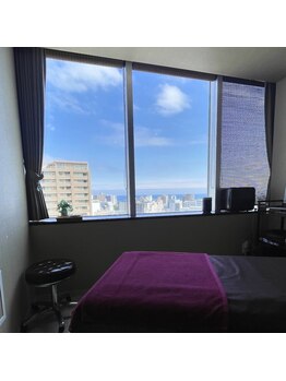 リラクゼーション 癒楽の写真/10階からの眺めが一望できる完全個室サロン!フットバスに入りながら海と街並みを是非ご覧ください♪