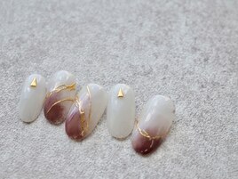 乳白色のニュアンスネイル
