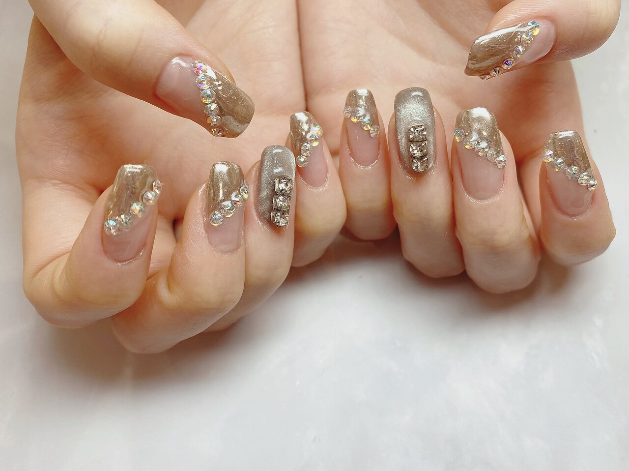 2025年秋トレンド】シルバー ななめフレンチのネイルデザイン集