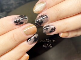 黒×ゴールドのシースルーネイル