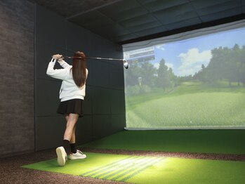 アライブ 四日市(Alive)/シミュレーションゴルフ風景