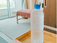 ウェルカムドリンクはミネラルウォーターです。整体・睡眠