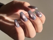 スエン(Suen)の雰囲気（ブルーグレー×チーク。マグネットの光を添えて。）