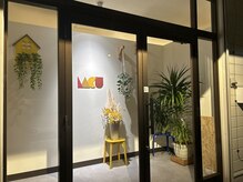 春駒通り沿い。お店前の駐車場ご利用下さい。