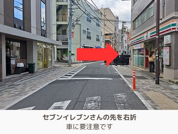 アントルーチェ 代々木上原(Entluce.)/セブンイレブンを右折します