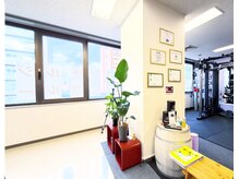 大きな窓がある開放感。清潔感のあるスペースで運動♪