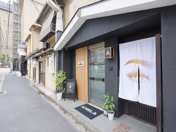 アネラ(ANELA)/白いのれんが目印です