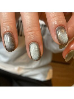 シンプルなのに惹きつける指先。