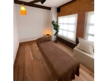 うとうとの雰囲気（壁や床に無垢材や漆喰をつかった心にも身体にも優しい空間です）