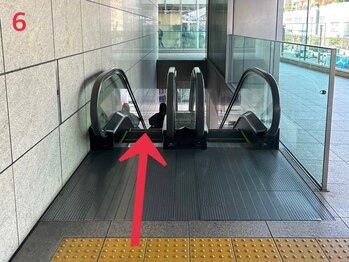 プラチナムドール 天王寺店(PLATINUMDOLL)/6.エスカレーターを下る