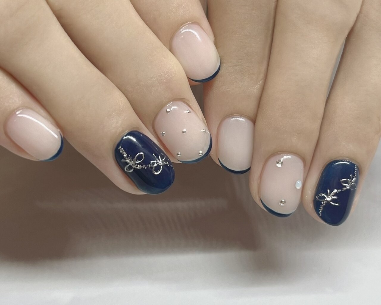 2025年-2026年冬トレンド】ネイビー リボンのネイルデザイン集｜人気順
