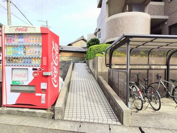 ナップ(NAP)/自動販売機横通路から入れます。