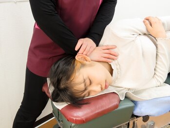 フラワーロード整骨院の写真/【国家資格保持】当店独自の手技で首・肩のつらさを改善◎本格的な施術で、慢性的なお悩みも根本改善へ！