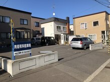 スローライフ(Slow Life)の雰囲気（駐車場入口(奥に一軒家あります)）