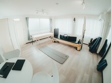 スタジオネコノビの雰囲気（ガラス張りで光が差し込む、開放感のある空間）