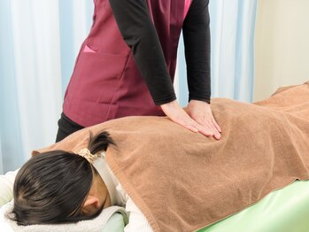 フラワーロード整骨院の写真/【ツボ刺激+骨盤矯正】で抜群の改善率♪本格的なカイロ整体&ツボ押しで速攻性と根本的改善を両立します◎