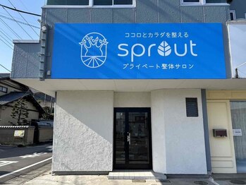 スプラウト(sprout)/白の塗り壁と青の看板が目印です