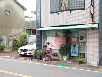 メナードフェイシャルサロン 春日町店/外観、店舗横に駐車場があります