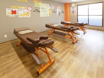 新船橋オレンジ鍼灸整体院/開放的な施術スペース