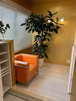 アクア鍼灸院/どうぞ、ドアを開けて待合室へ♪