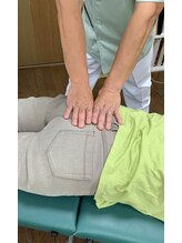 カイロプラクティック リズム/施術の様子～臀部