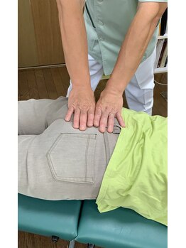 カイロプラクティック リズム/施術の様子～臀部