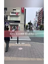 サロンドダブリュ 横浜店(salon de W)/3..最初に見える横断歩道を渡り