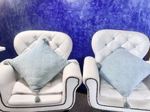 シックエクラ バイ リフレ21(chic eclat by Refre21)の雰囲気（落ち着いた空間で施術！フットはふかふかソファ-で癒し空間♪）