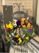 アデージョ(Adejio)/【玄関前】リースの花