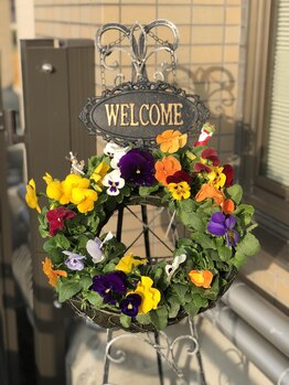 アデージョ(Adejio)/【玄関前】リースの花