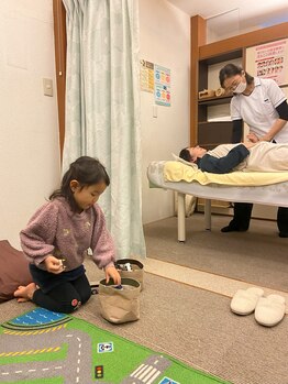 子育てママの整体サロン/施術中のお子様の様子