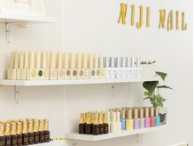 NIJI NAIL 松戸店【持ち込み/長さだし/パラジェル/マグネット/フィルイン】の雰囲気（色んな色がありますので楽しく選びましょう）