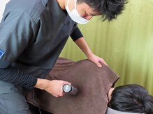 しんりふ接骨院の雰囲気（普段動かさない可動域まで動かし矯正していきます。）