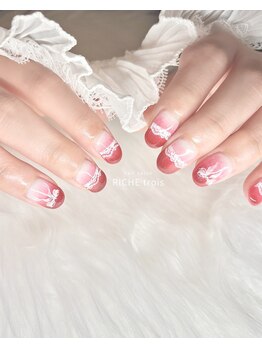 いちごカラーのレースネイル