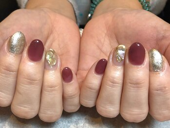 メイヴン(Maven)/シンプルで大人綺麗なネイル