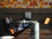 手と手の雰囲気(施術が終わった後、カフェでゆっくり過ごすこともできます。)