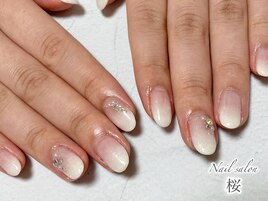 白グラデーションネイル