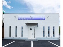 フィオーレ 鳥栖店(Feaure)/大きな紫色の看板が目印です♪