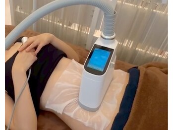 ビーサロン(B-salon)/脂肪冷却の施術中の様子