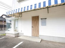 フェイススタンド(FACE STAND)の雰囲気（しましま模様のテントが目印★白いマンション1階が当サロンです）