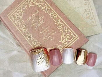 ネイルサロン&スクール ジーナ(GINA)/ゴールドで♪手書きフラワー