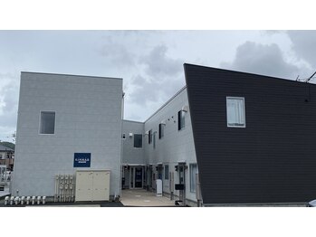 パーク(PARK)/左の白い建物側・手前が当サロン