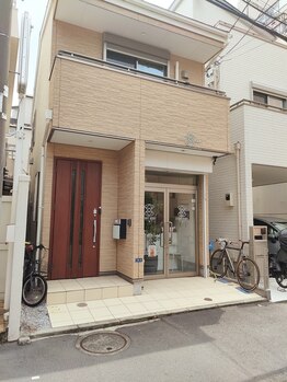 幡ヶ谷ヘッド/外観 茶色のドアが入り口です。