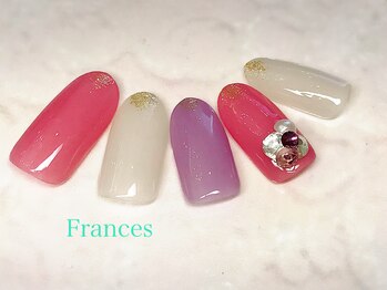 フランセス(Frances)/ヌードカラーとビジューネイル
