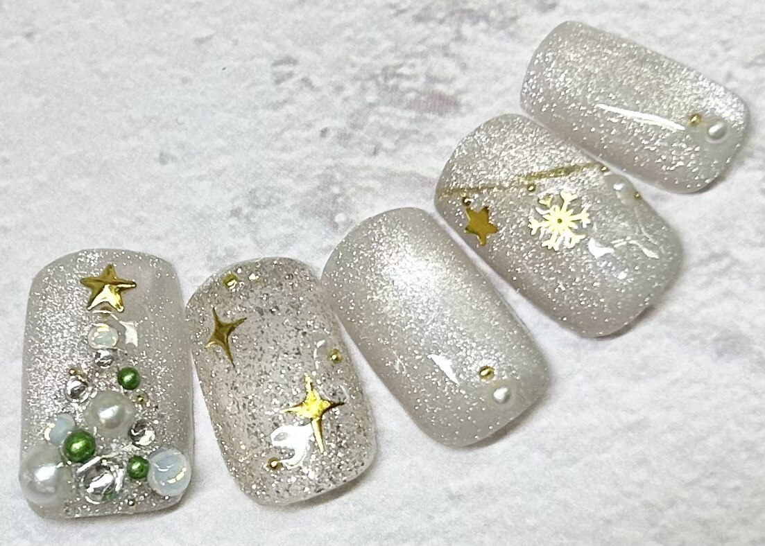 2025年-2026年冬トレンド】シルバーのネイルデザイン集｜人気順｜6