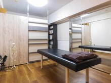 スポーツ整体院 オーシーラボ(O.C.Labo)/大きな鏡でセルフケアをご指導