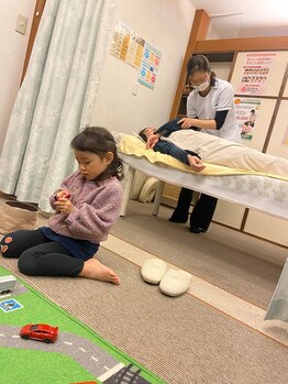 子育てママの整体サロン/施術中のお子様の様子